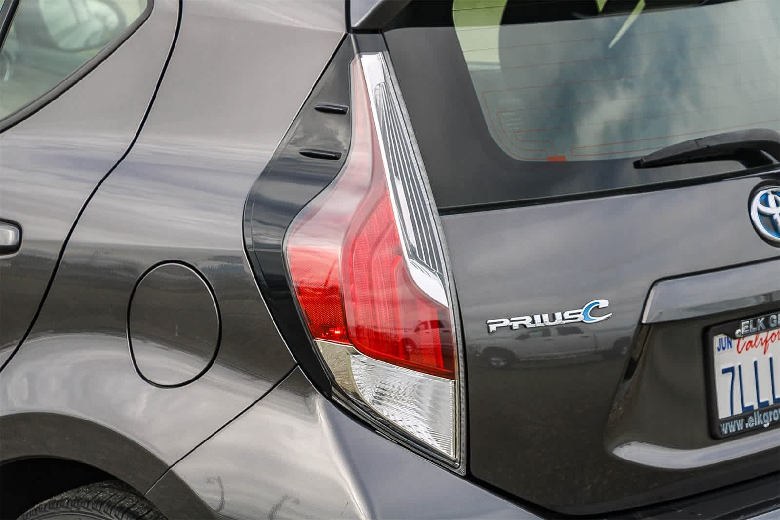 Thumbnail: 2015 Toyota Prius c - 10