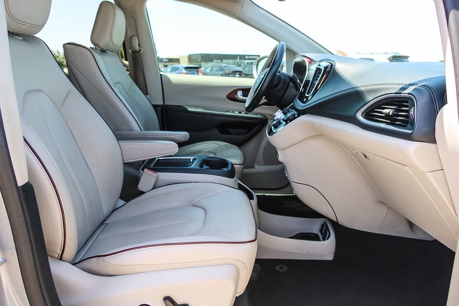 Thumbnail: 2018 Chrysler Pacifica - 16