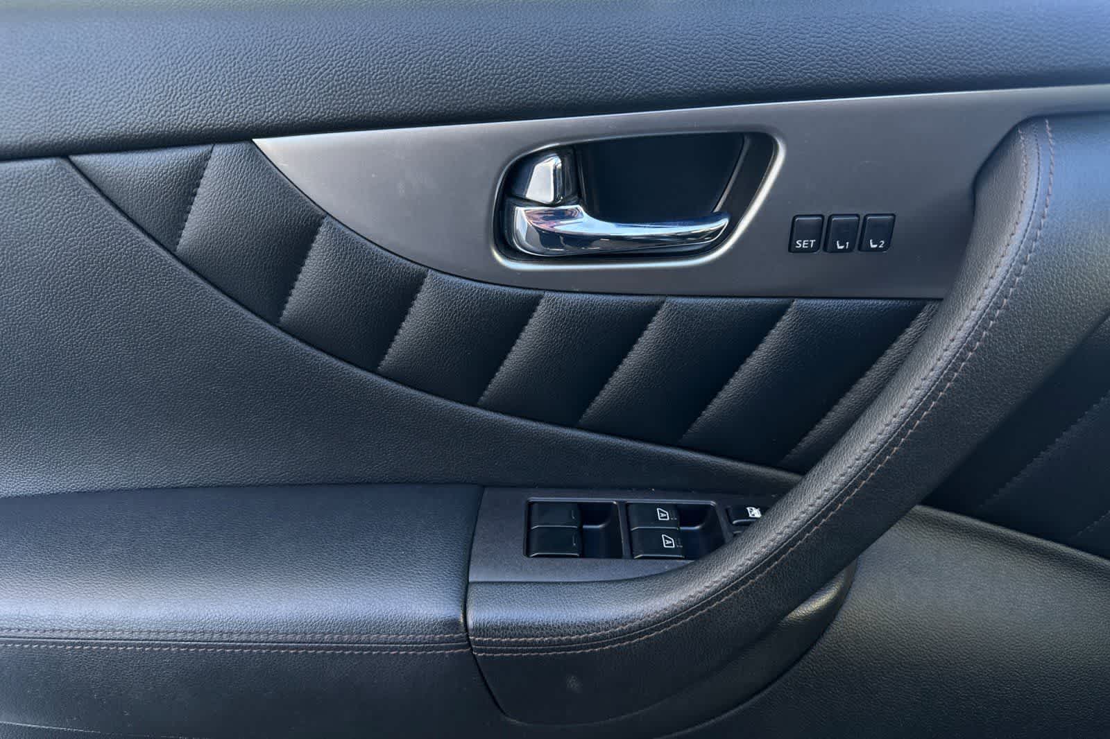 Thumbnail: 2017 INFINITI QX70 - 12