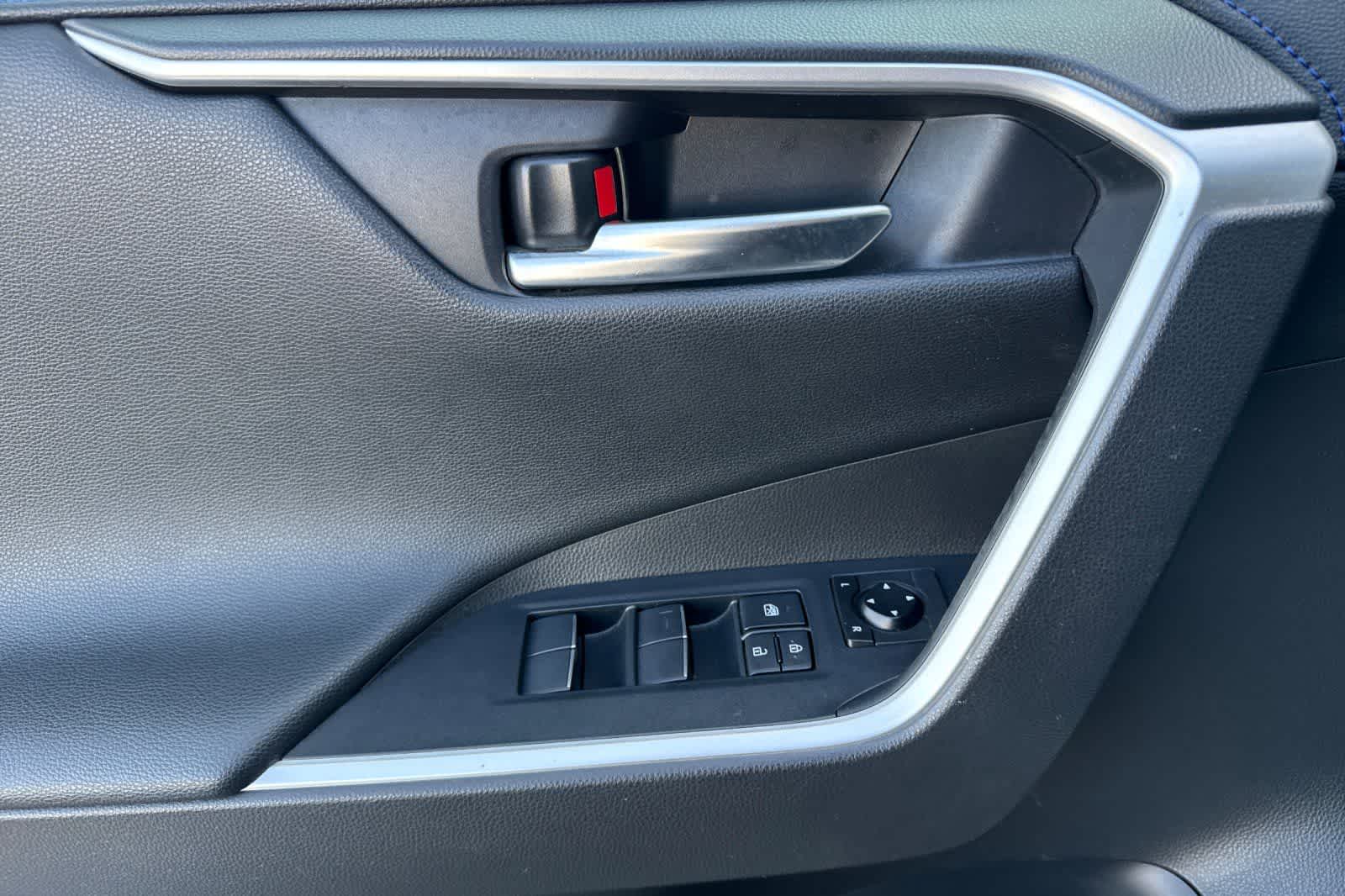 Thumbnail: 2020 Toyota RAV4 - 12