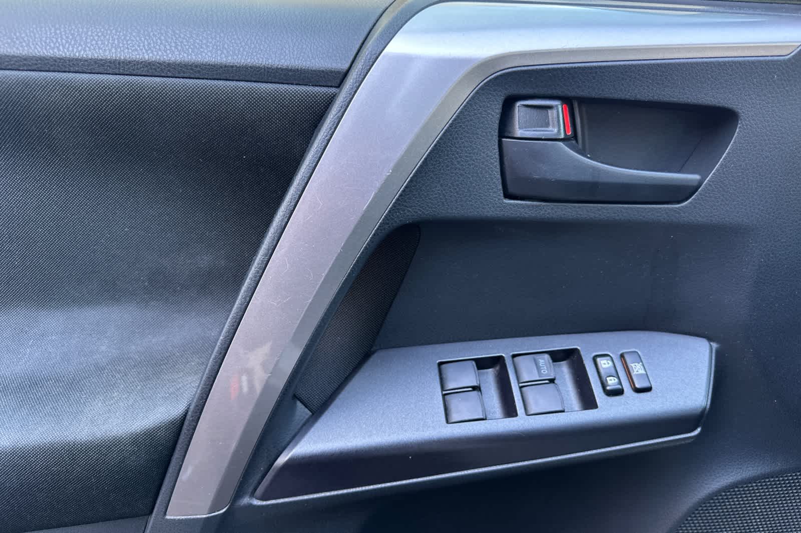 Thumbnail: 2016 Toyota RAV4 - 12