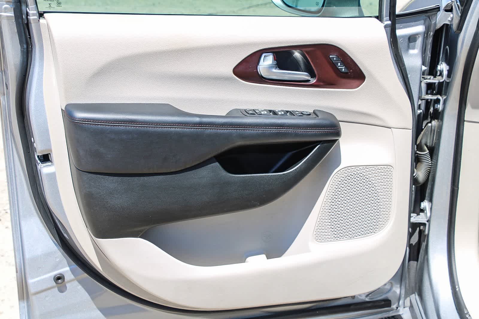 Thumbnail: 2018 Chrysler Pacifica - 20