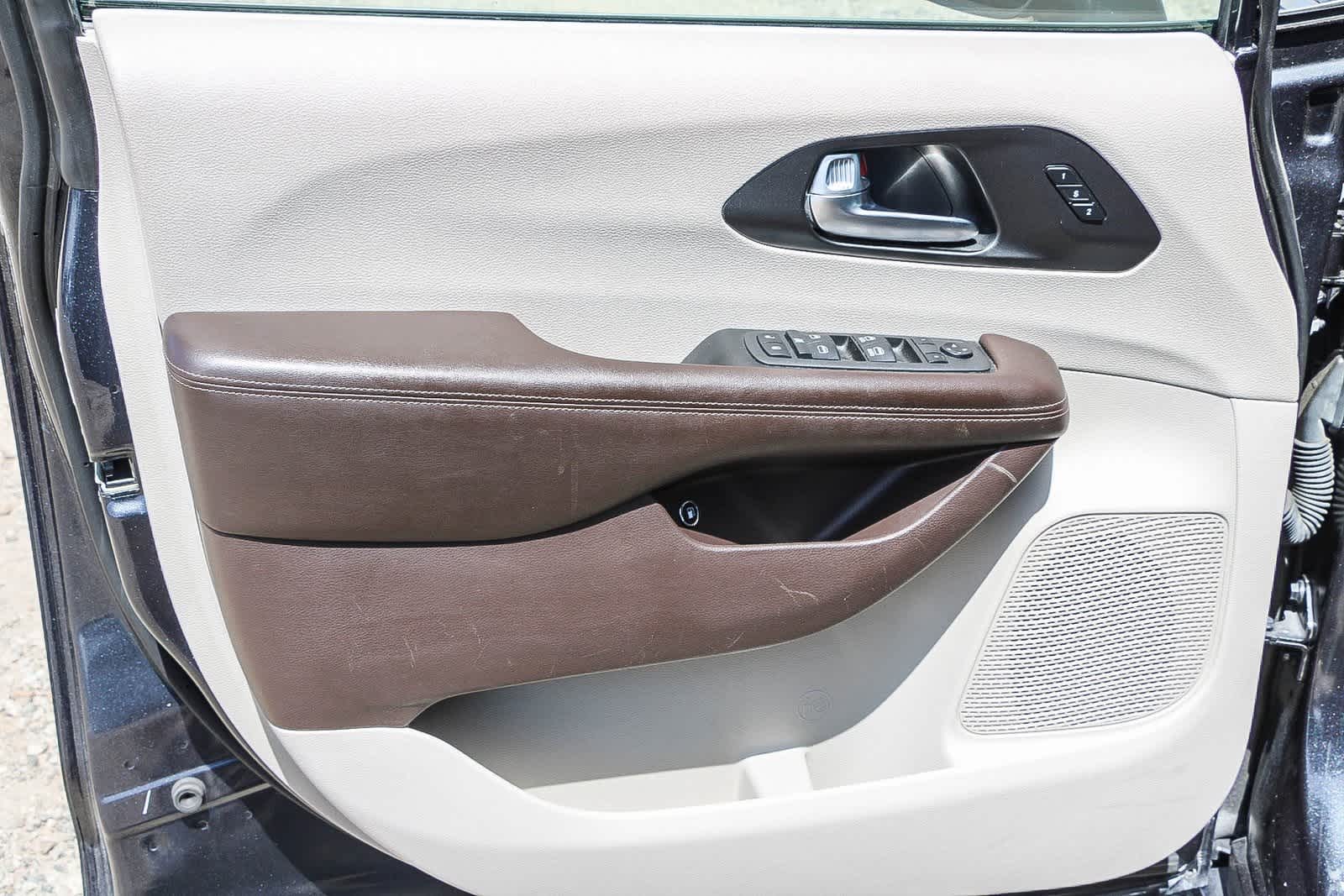 Thumbnail: 2021 Chrysler Pacifica - 17