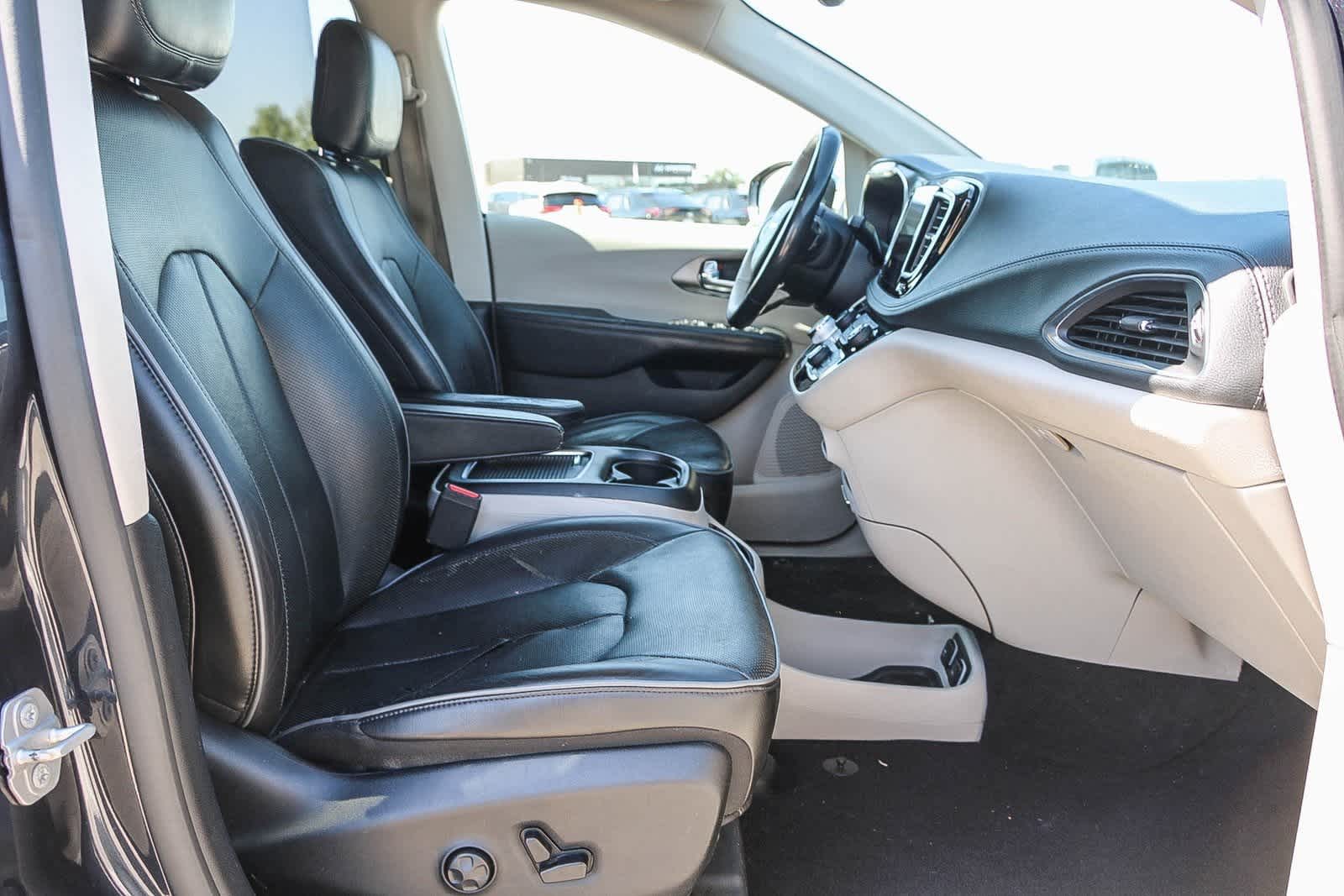 Thumbnail: 2019 Chrysler Pacifica - 17