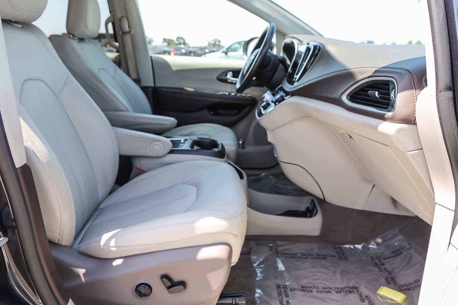 Thumbnail: 2021 Chrysler Pacifica - 14
