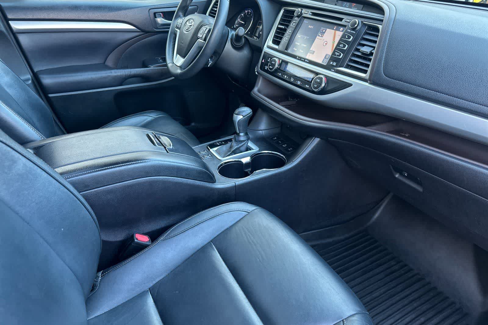 Thumbnail: 2016 Toyota Highlander - 18