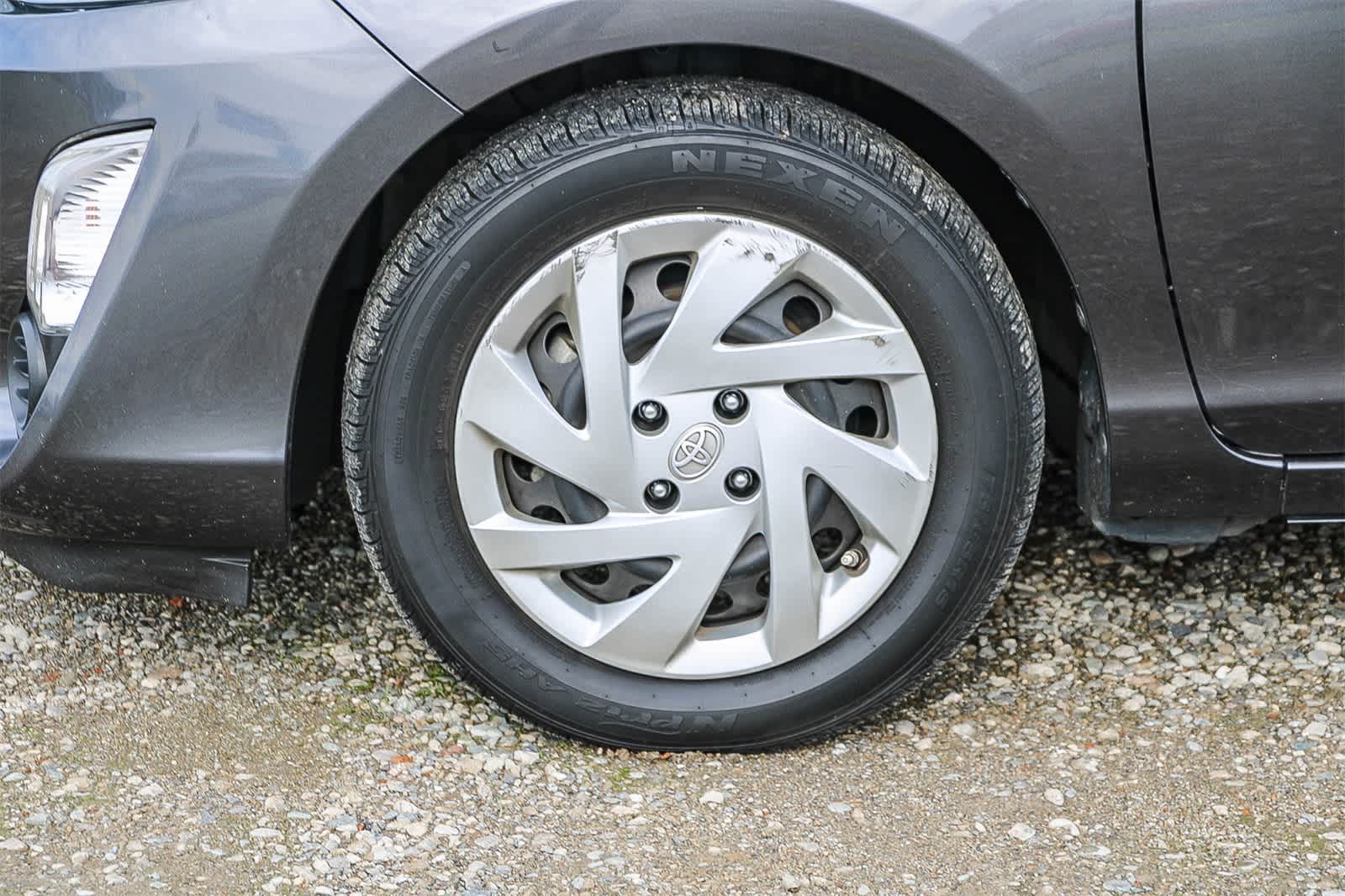 Thumbnail: 2015 Toyota Prius c - 8