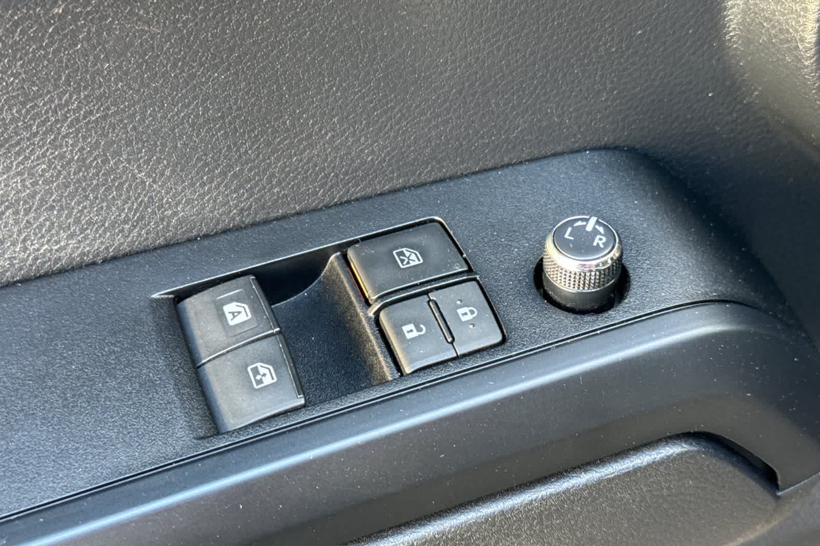 Thumbnail: 2017 Toyota Tacoma - 13