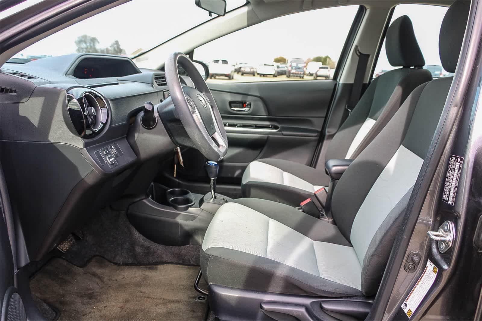 Thumbnail: 2015 Toyota Prius c - 14