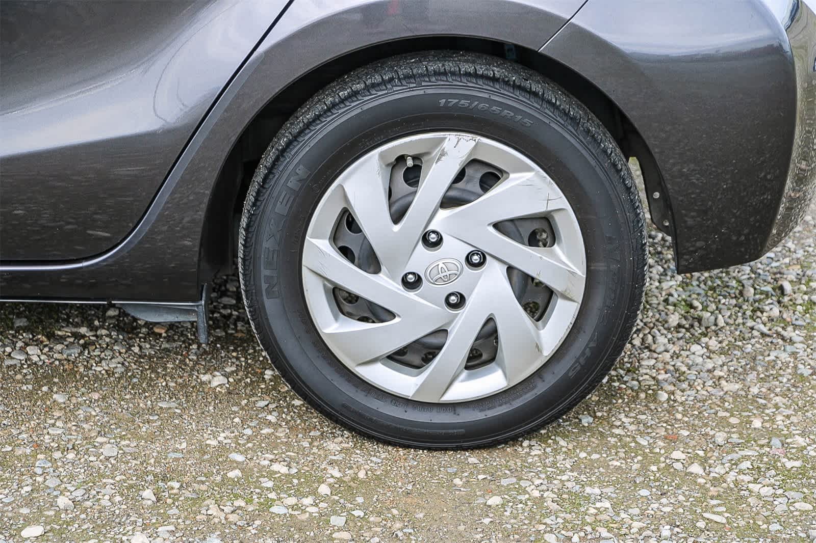 Thumbnail: 2015 Toyota Prius c - 9