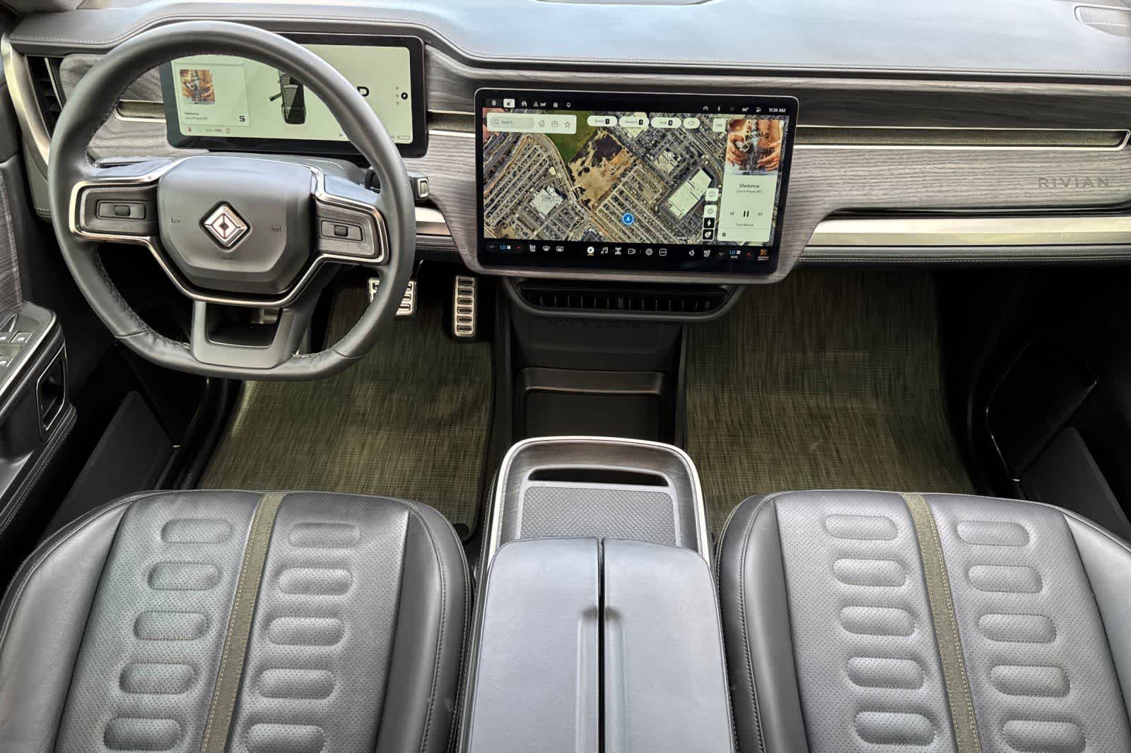 Thumbnail: 2023 Rivian R1S - 3