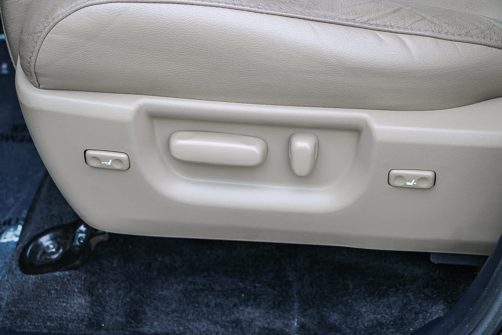 Thumbnail: 2012 Toyota Sequoia - 20