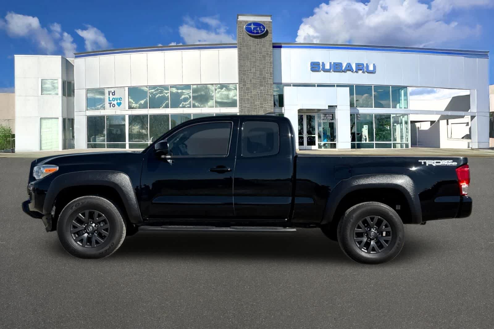 Thumbnail: 2017 Toyota Tacoma - 9