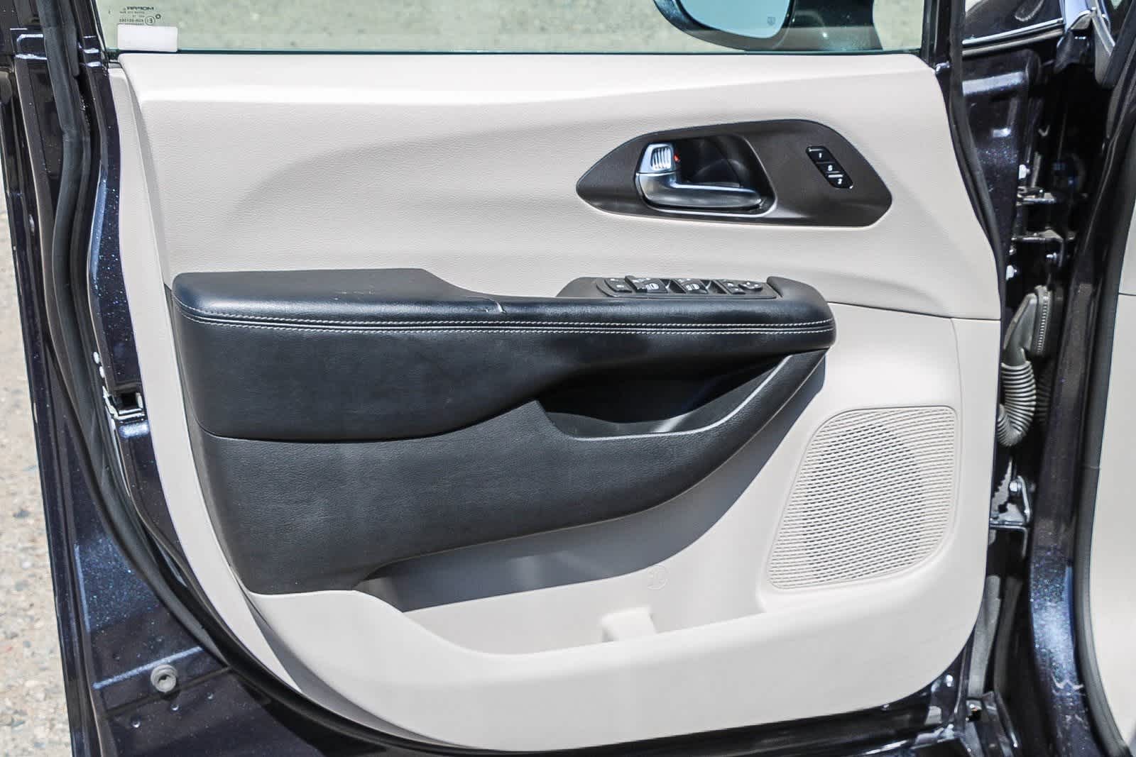 Thumbnail: 2019 Chrysler Pacifica - 20