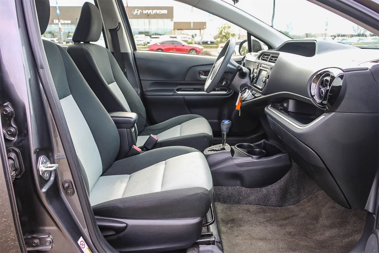 Thumbnail: 2015 Toyota Prius c - 13