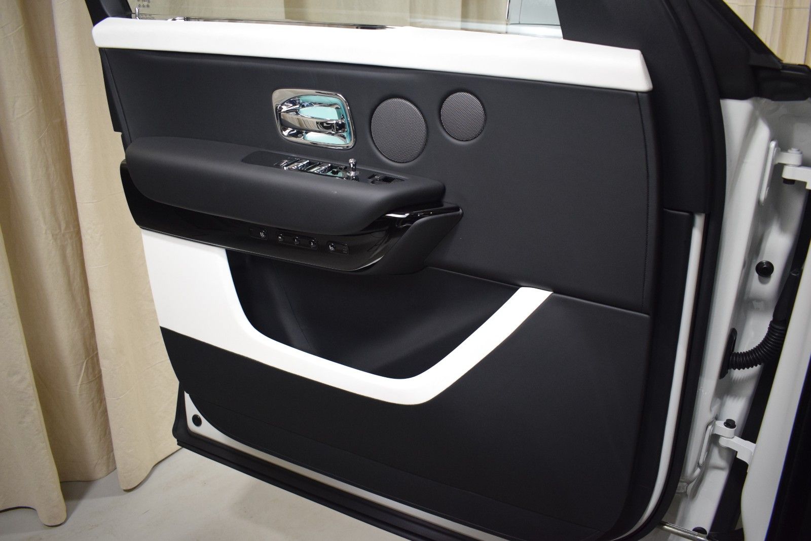 Thumbnail: 2026 Rolls-Royce Cullinan - 39