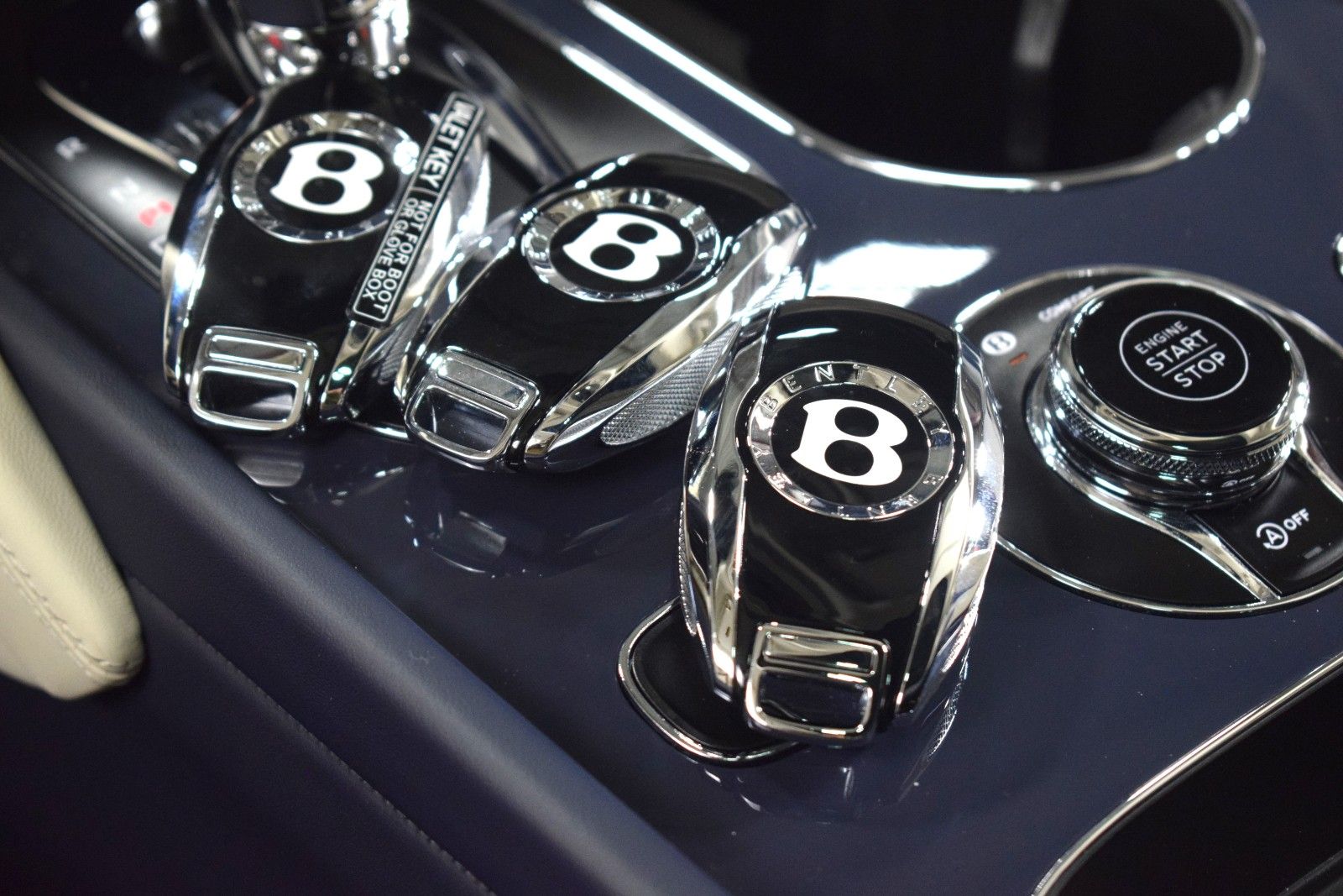 Thumbnail: 2025 Bentley Bentayga - 43