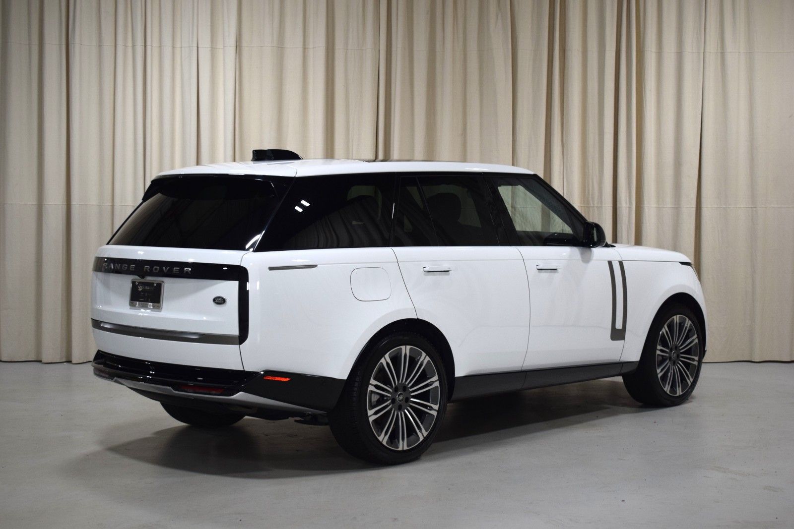 Thumbnail: 2023 Land Rover Range Rover - 10