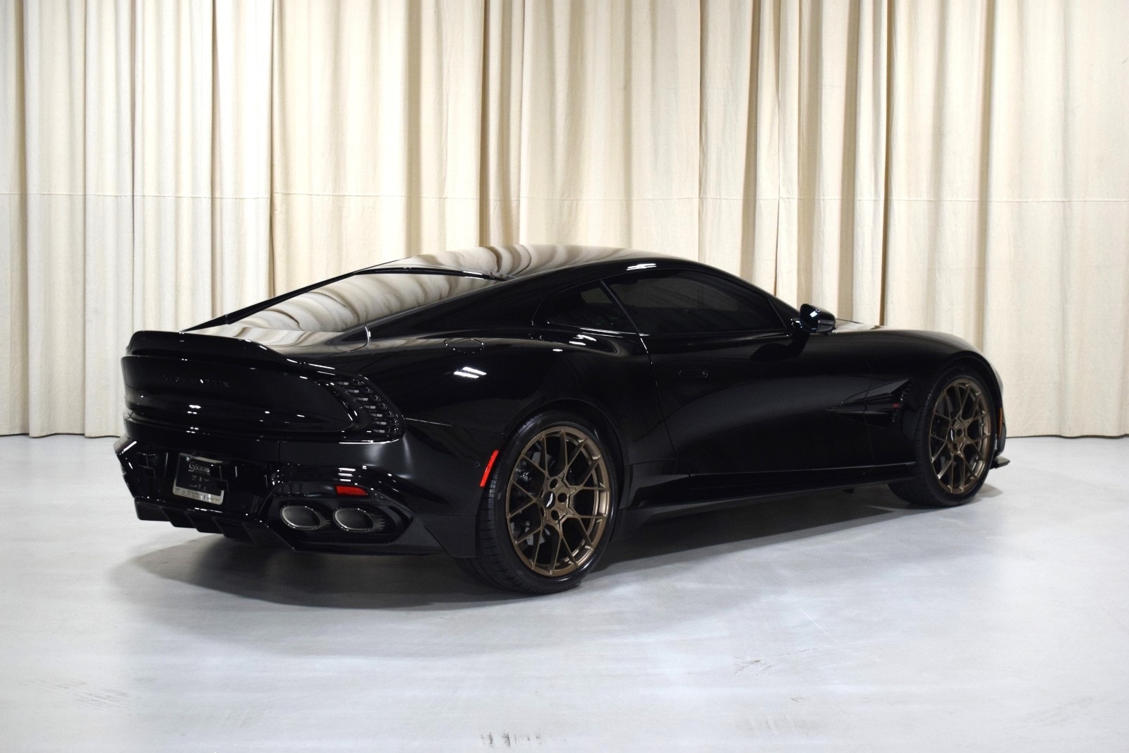 Thumbnail: 2025 Aston Martin Vanquish - 10