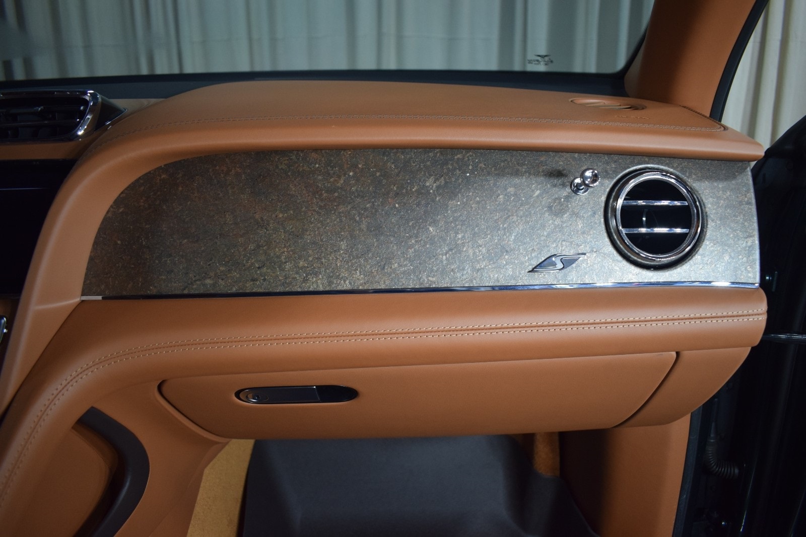 Thumbnail: 2022 Bentley Bentayga - 27