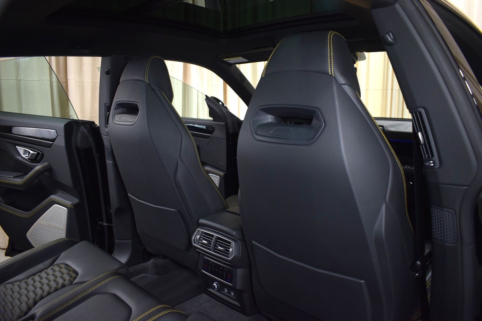 Thumbnail: 2023 Lamborghini Urus - 19