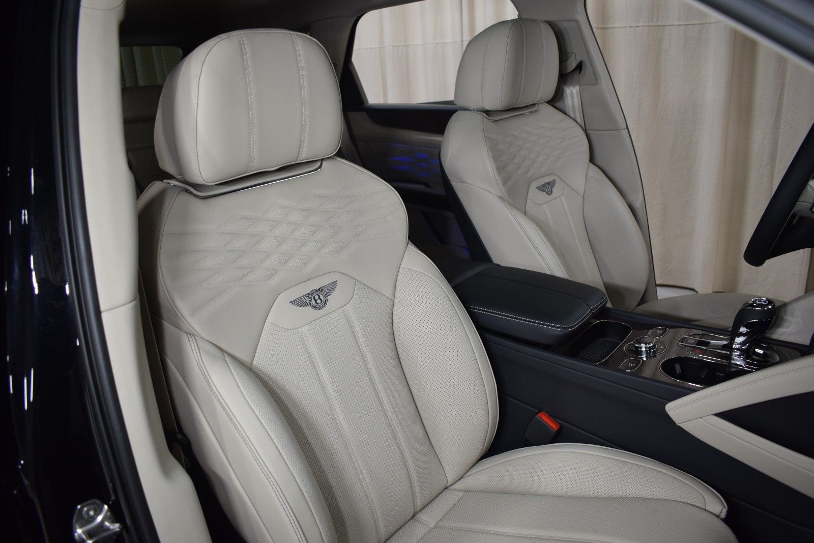 Thumbnail: 2025 Bentley Bentayga - 24