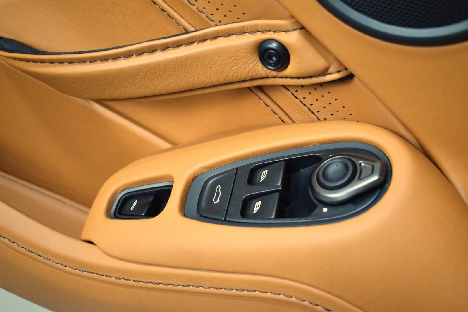 2021 Aston Martin Vantage  32