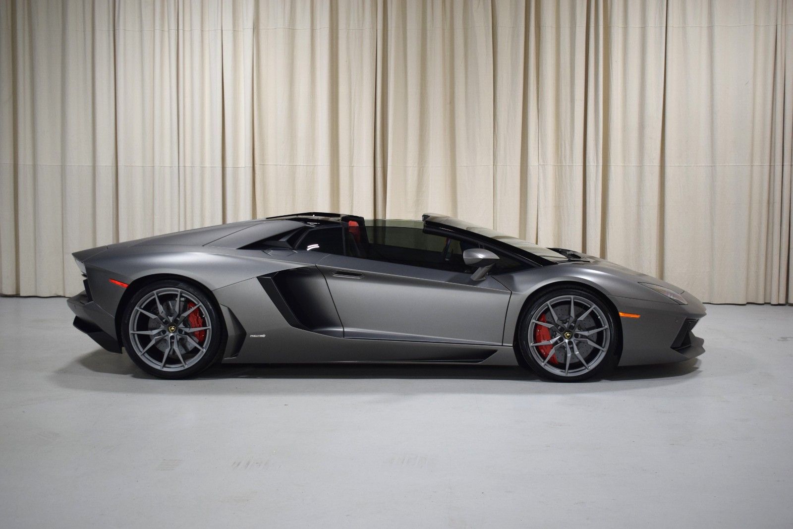Thumbnail: 2016 Lamborghini Aventador - 16