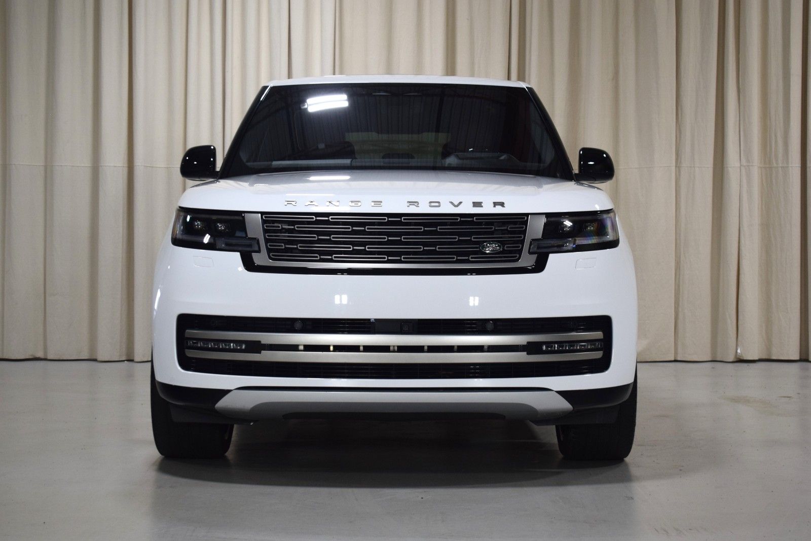 Thumbnail: 2023 Land Rover Range Rover - 9