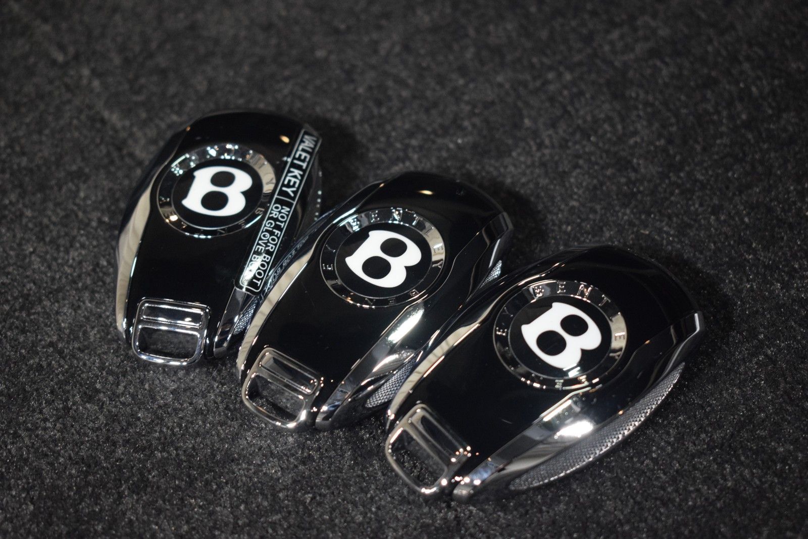 Thumbnail: 2025 Bentley Bentayga - 41