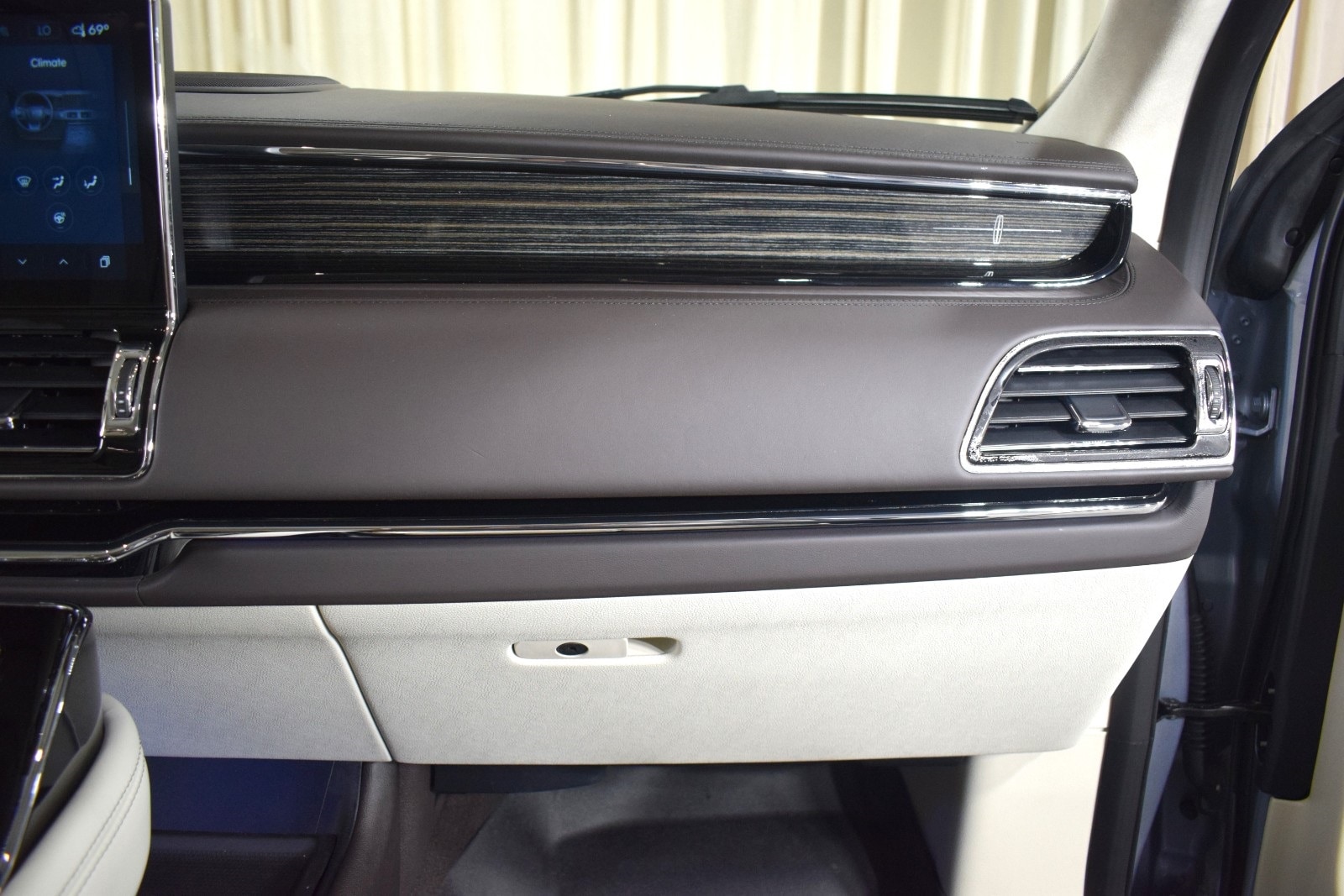 Thumbnail: 2023 Lincoln Navigator - 26