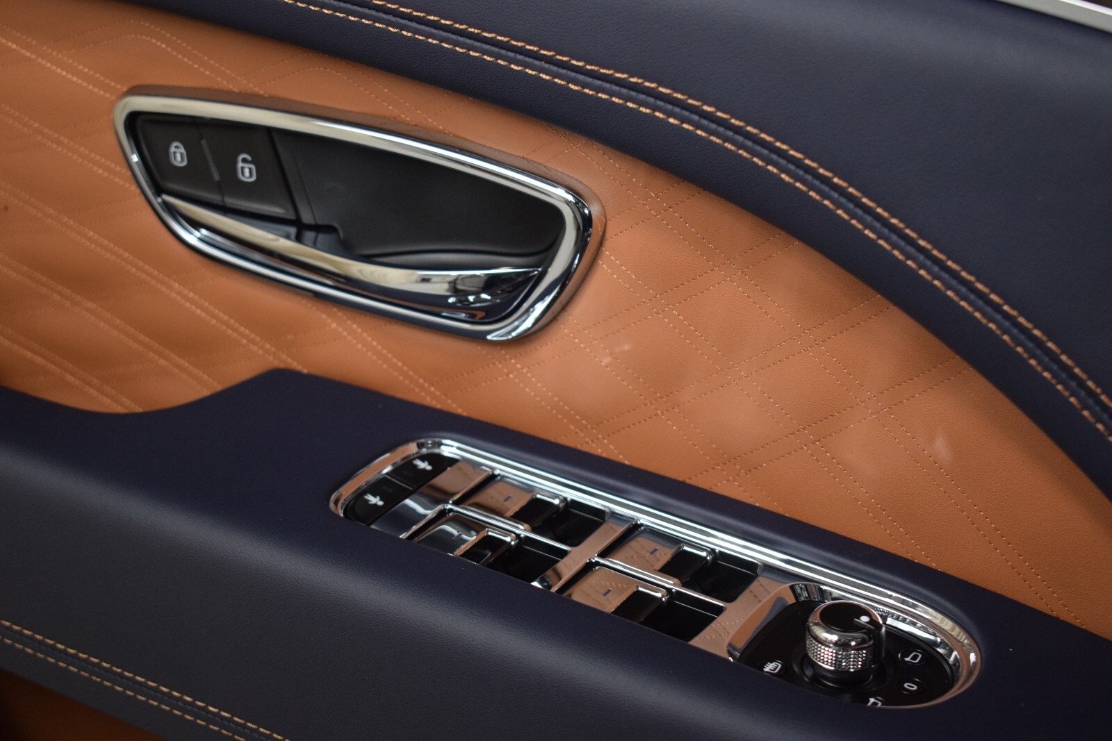 Thumbnail: 2025 Bentley Bentayga - 42