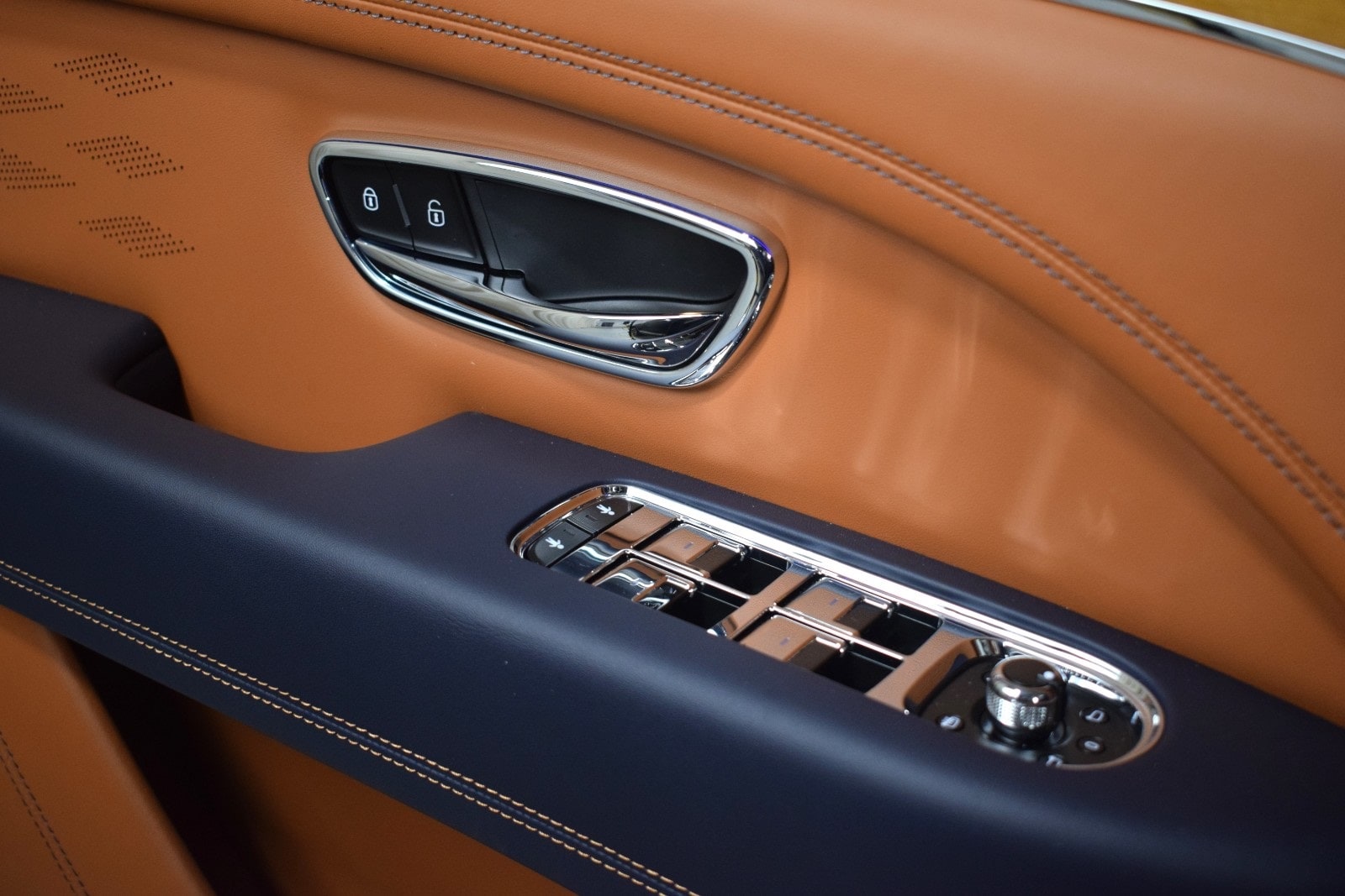 Thumbnail: 2025 Bentley Bentayga - 37