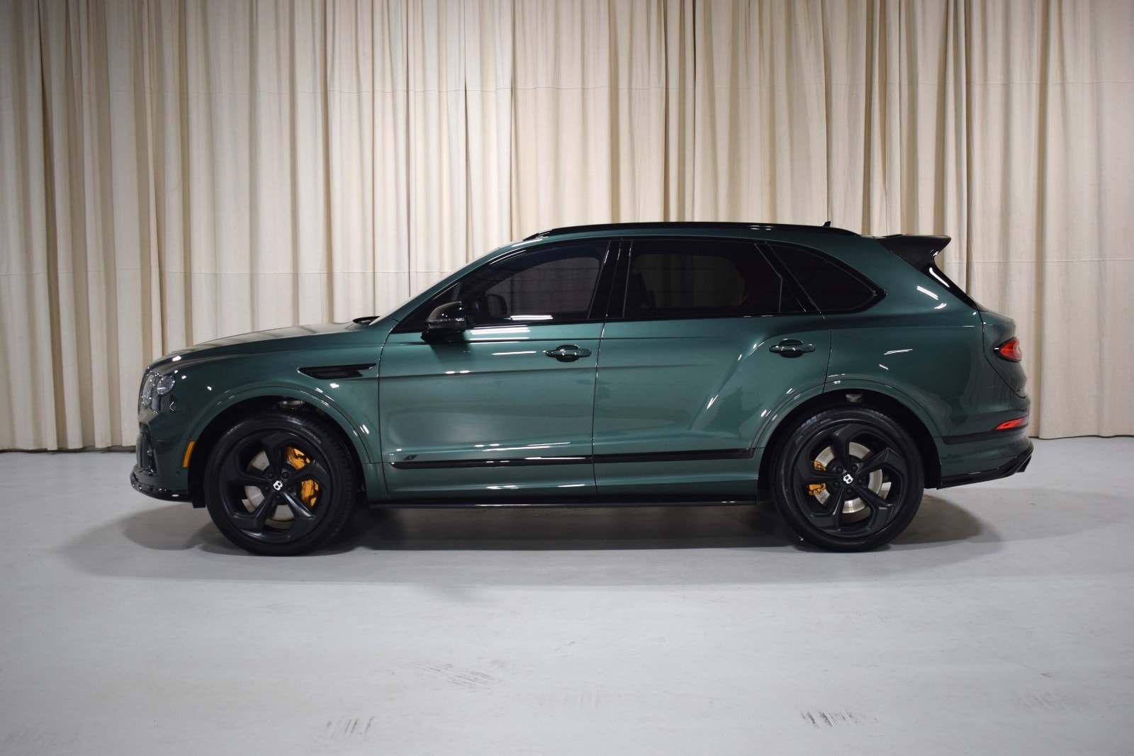 Thumbnail: 2022 Bentley Bentayga - 16