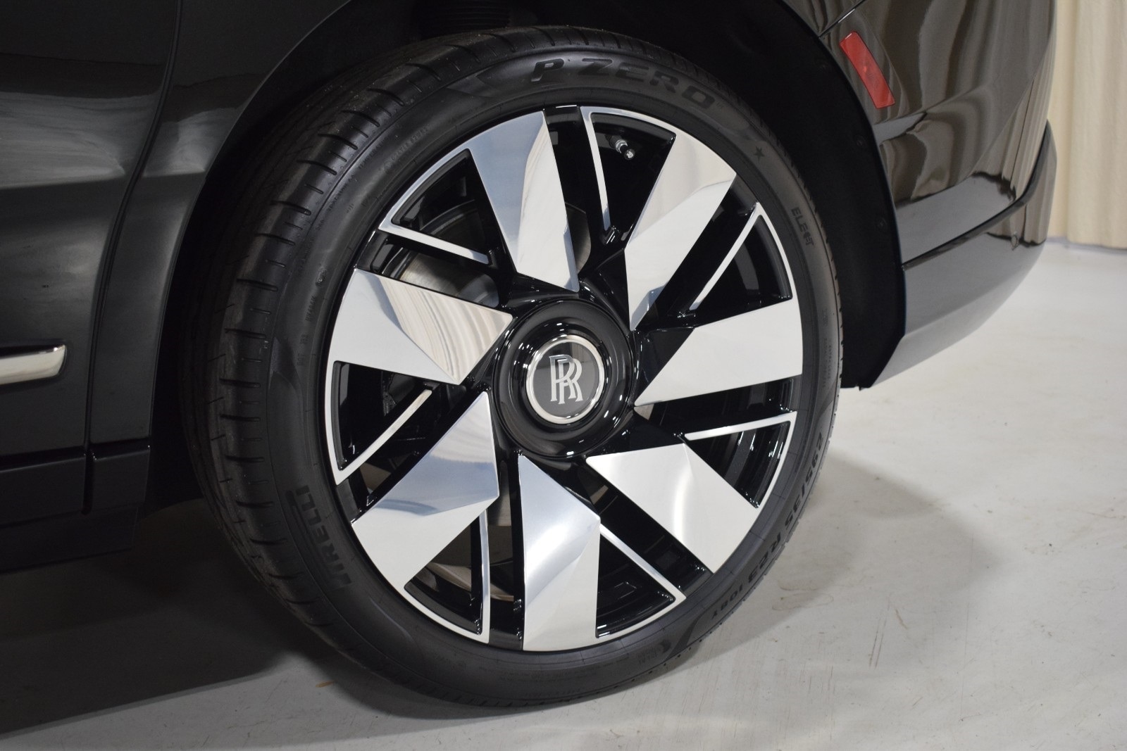 Thumbnail: 2026 Rolls-Royce Cullinan - 18