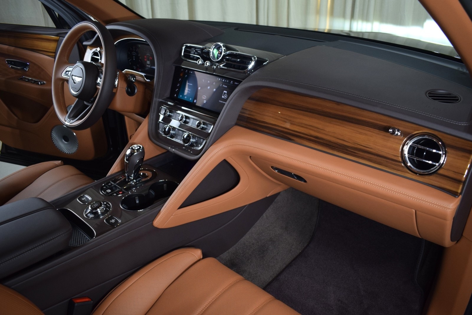 Thumbnail: 2025 Bentley Bentayga - 26