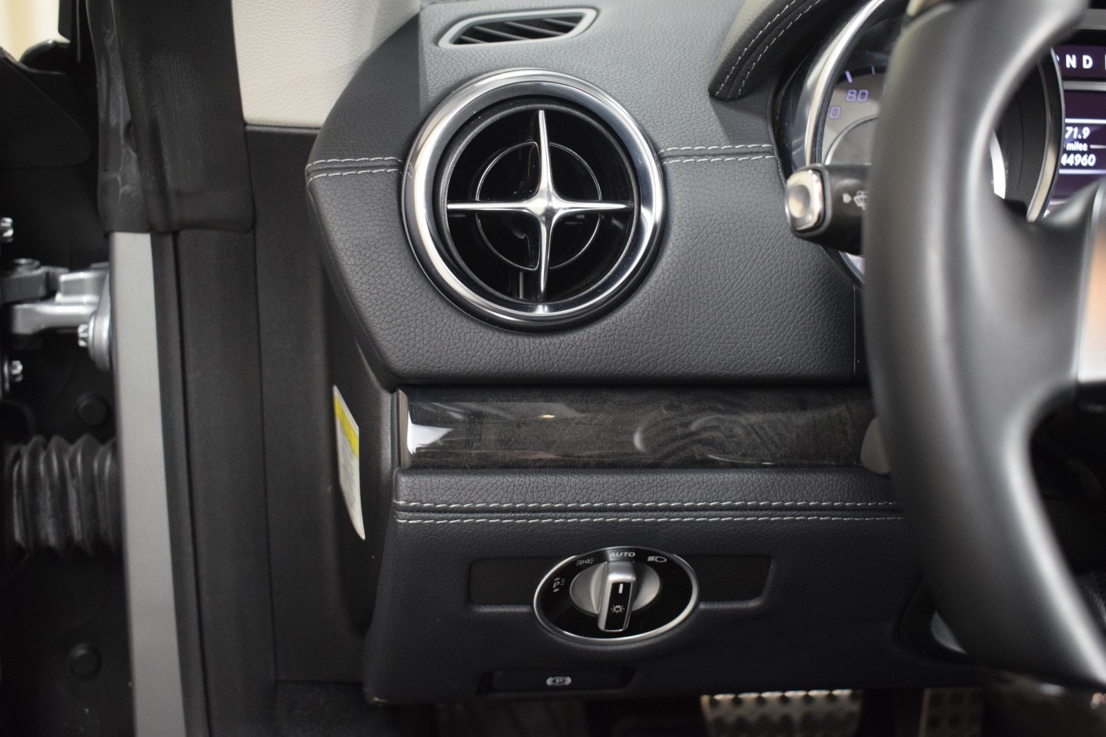 Thumbnail: 2013 Mercedes-Benz SL-Class - 28