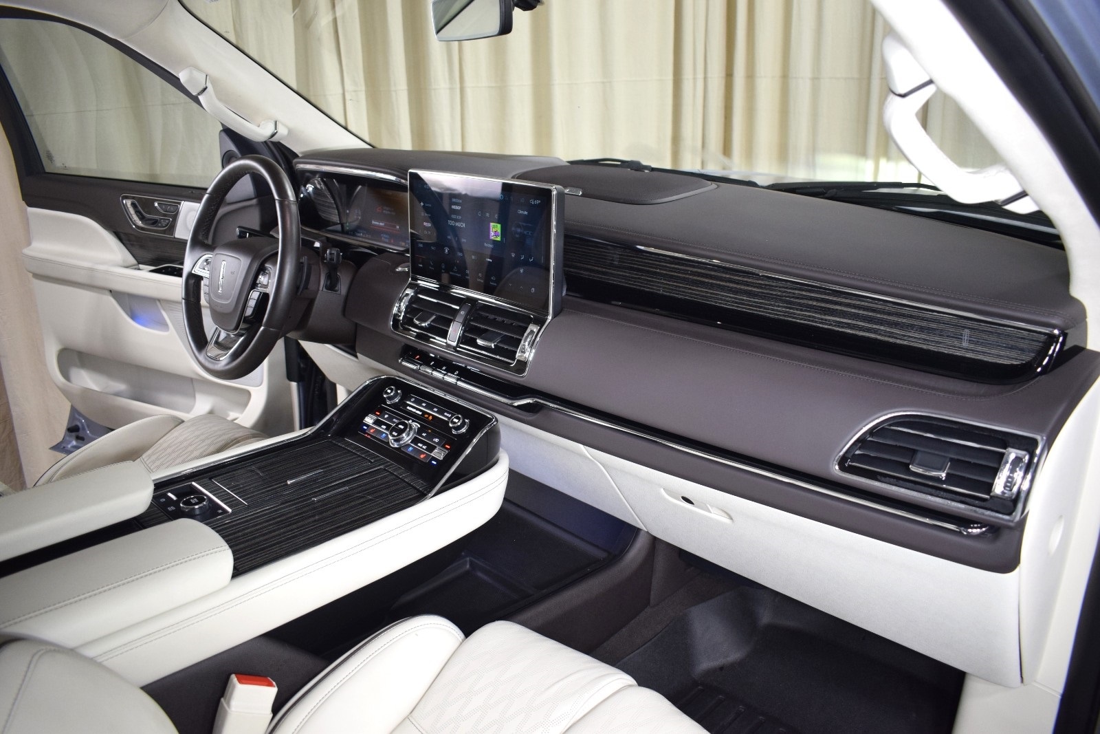 Thumbnail: 2023 Lincoln Navigator - 25