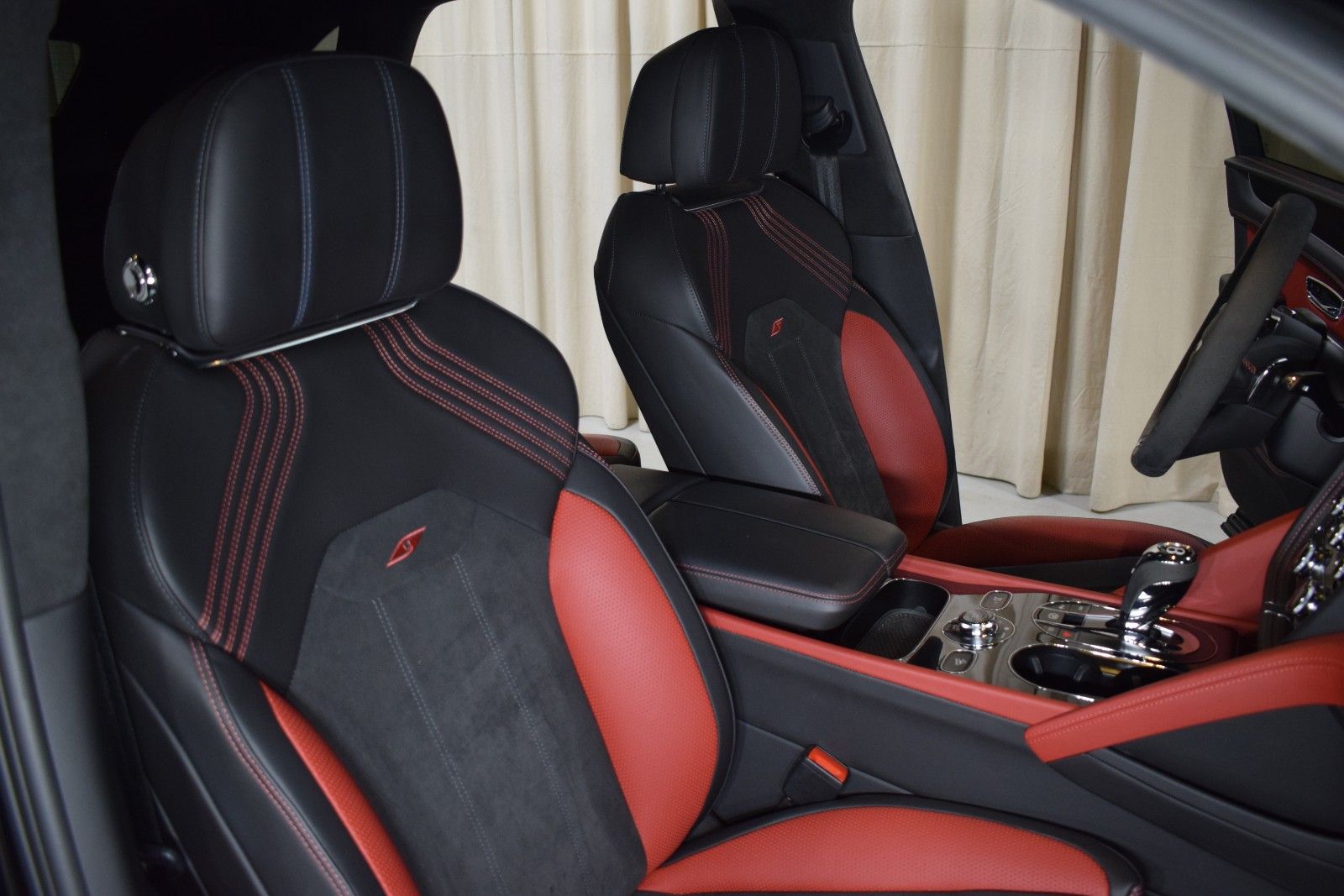 Thumbnail: 2022 Bentley Bentayga - 24