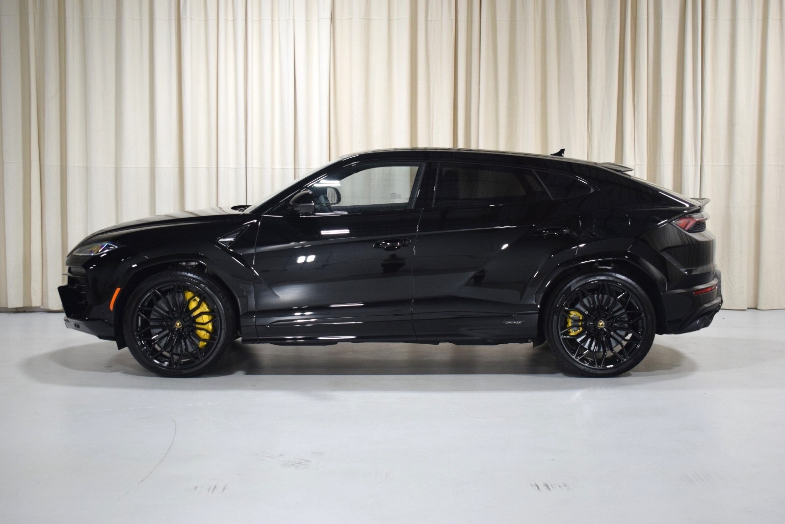 2025 Lamborghini Urus SE photo 3