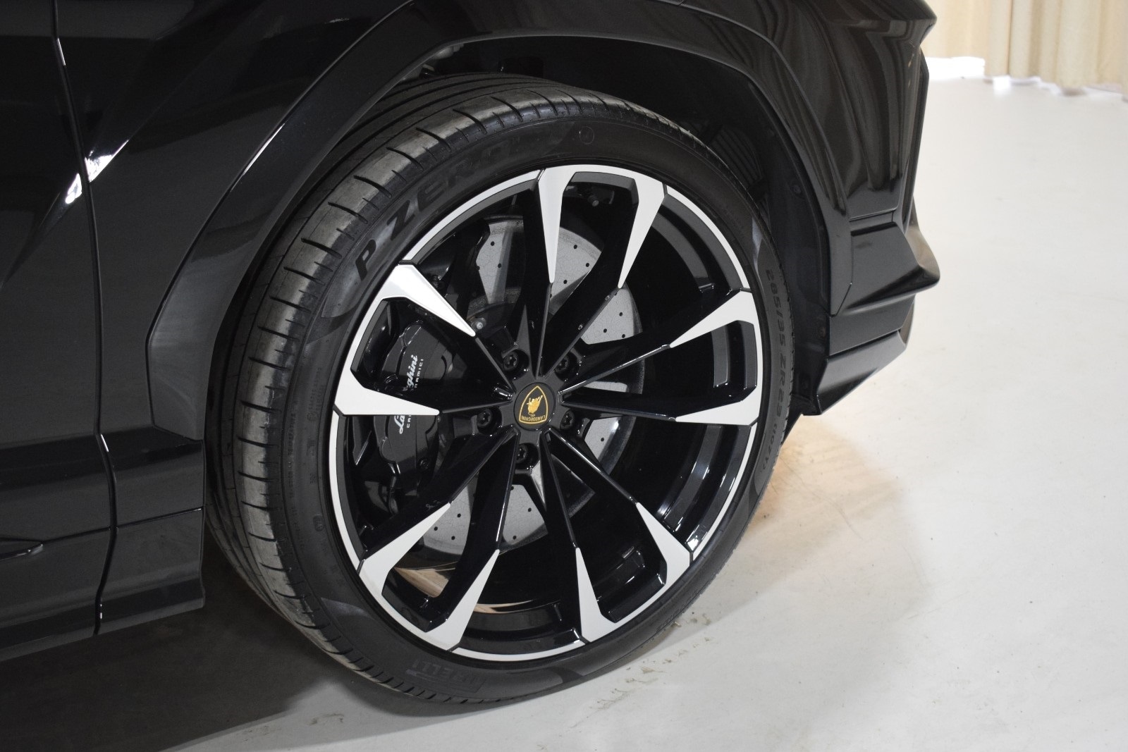 Thumbnail: 2023 Lamborghini Urus - 16