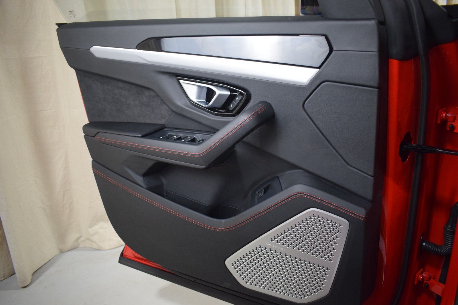 Thumbnail: 2019 Lamborghini Urus - 38