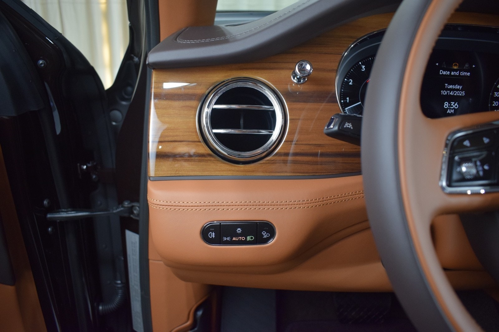 Thumbnail: 2025 Bentley Bentayga - 31