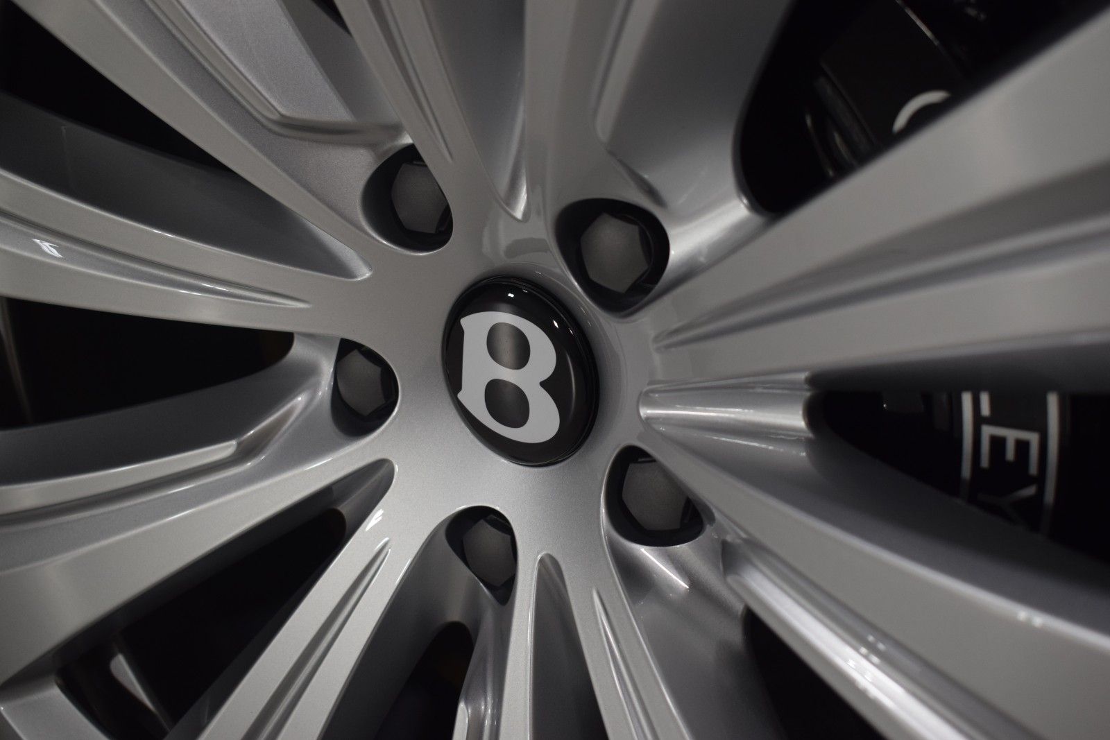 Thumbnail: 2025 Bentley Bentayga - 14