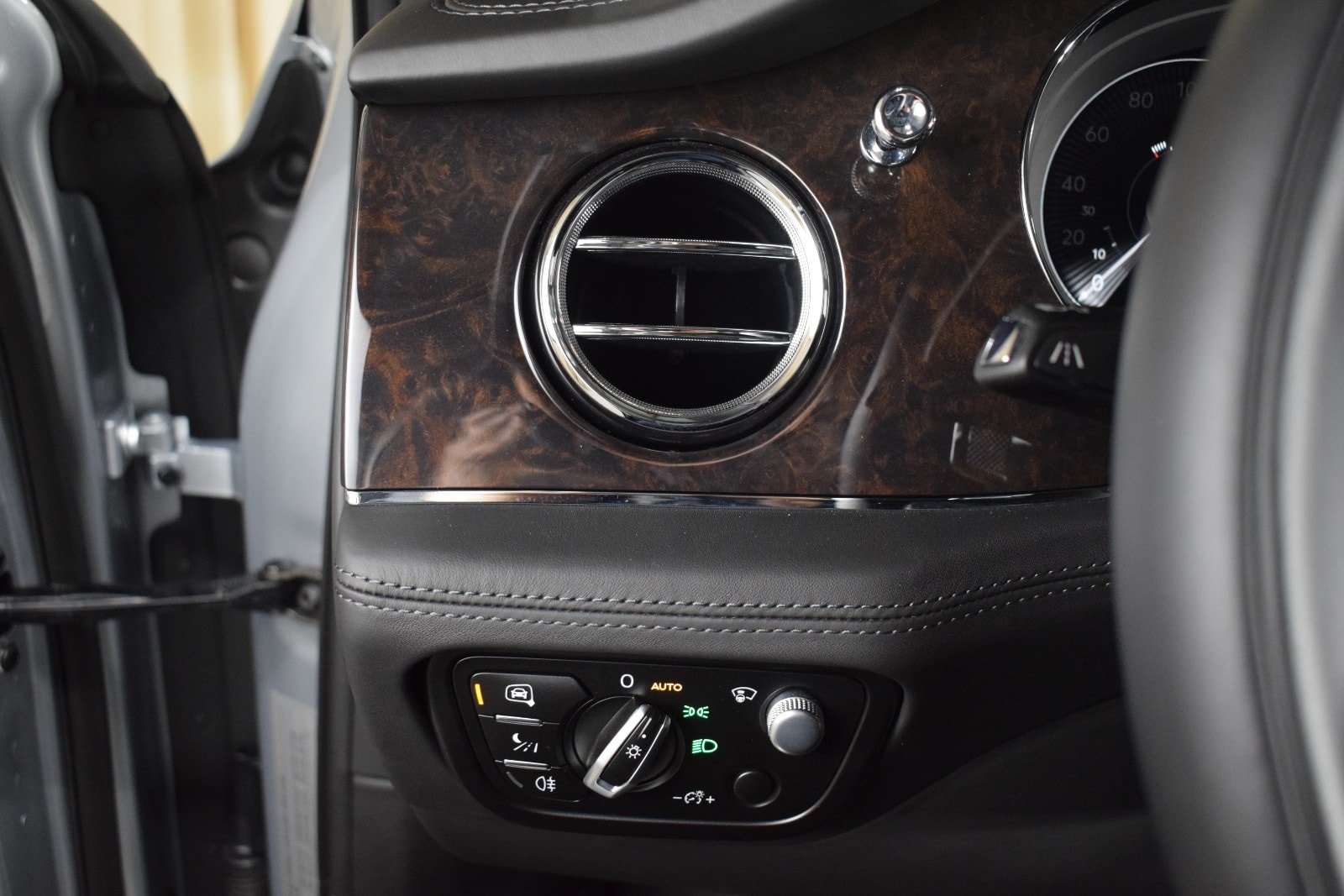 2021 Bentley Bentayga  33