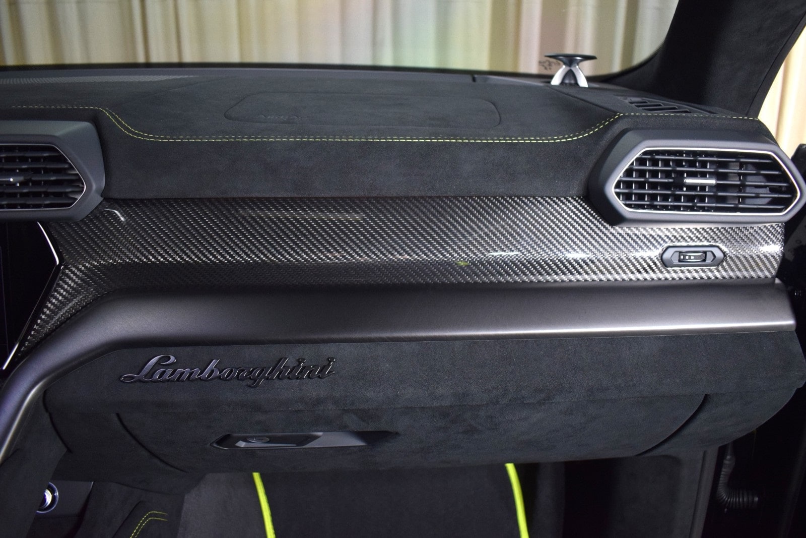 Thumbnail: 2023 Lamborghini Urus - 25