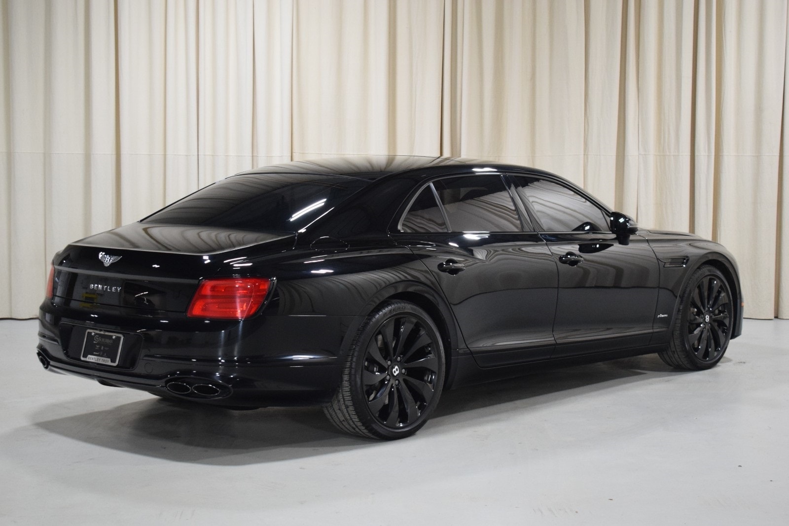 Thumbnail: 2023 Bentley Flying Spur - 3