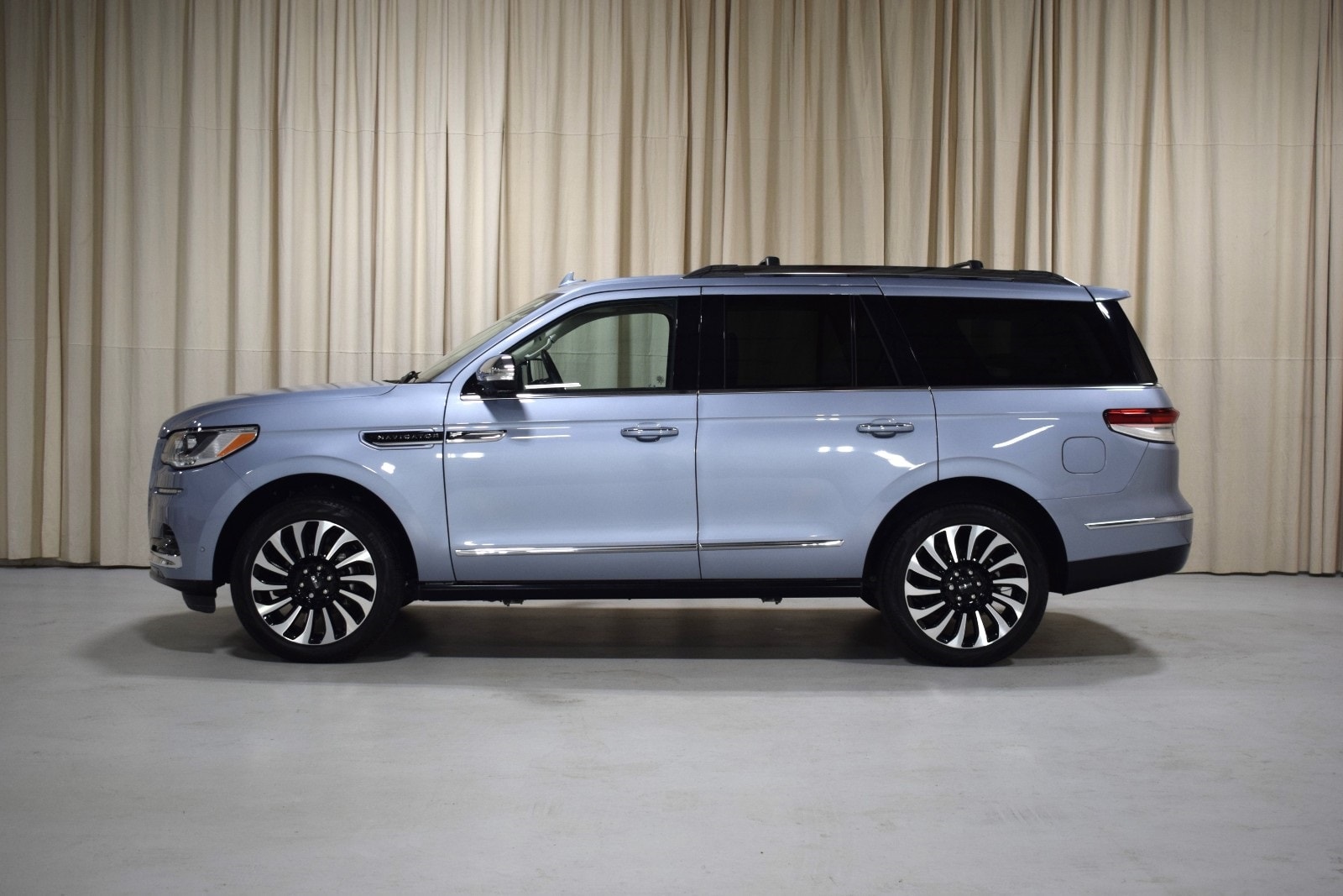 Thumbnail: 2023 Lincoln Navigator - 4