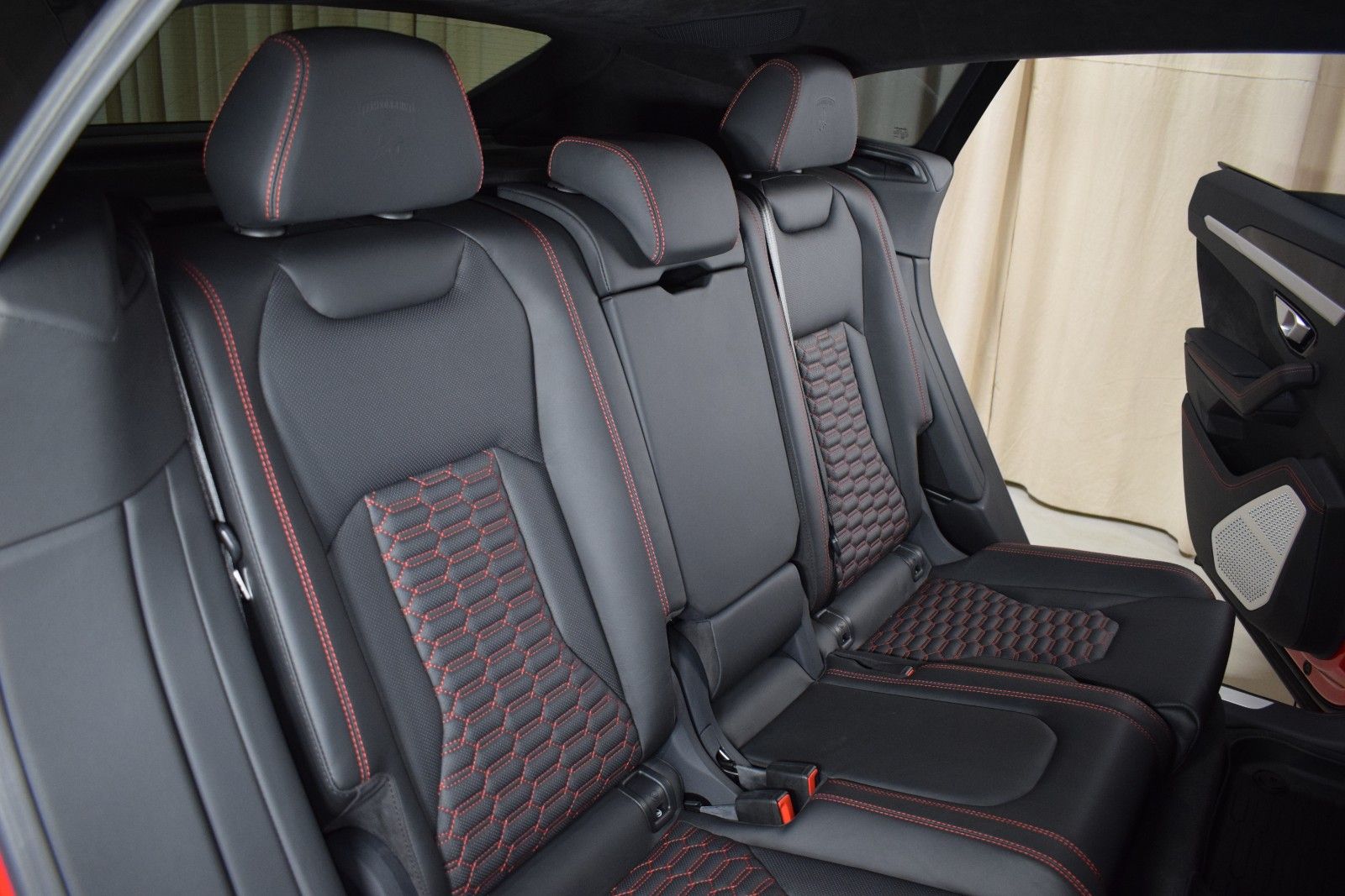 Thumbnail: 2019 Lamborghini Urus - 17