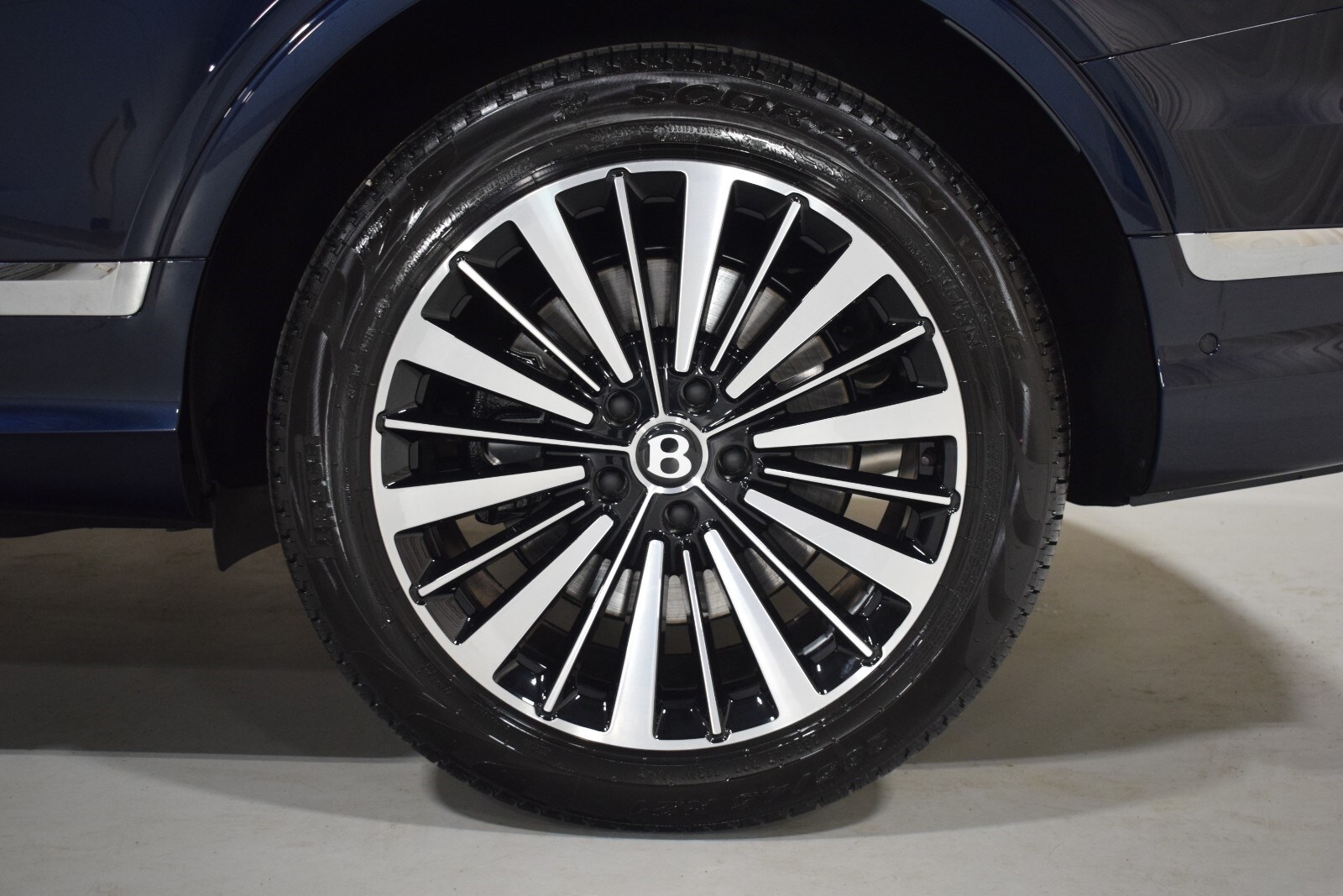 Thumbnail: 2025 Bentley Bentayga - 18